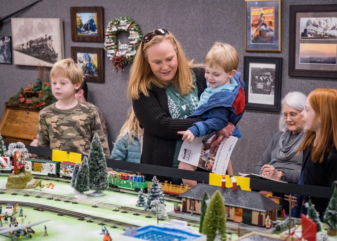 Longview-area holiday traditions help draw shoppers to small businesses